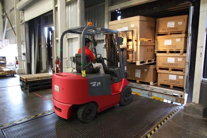 CORSO PER LAVORATORI ADDETTI ALLA CONDUZIONE DI CARRELLI ELEVATORI INDUSTRIALI SEMOVENTI CON CONDUCENTE A BORDO - MEDIA E BASSA VALLE